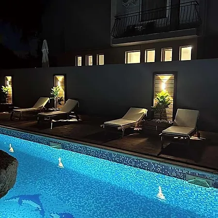 Adeti Hotell 2*