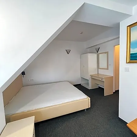Adeti Hotell 2*